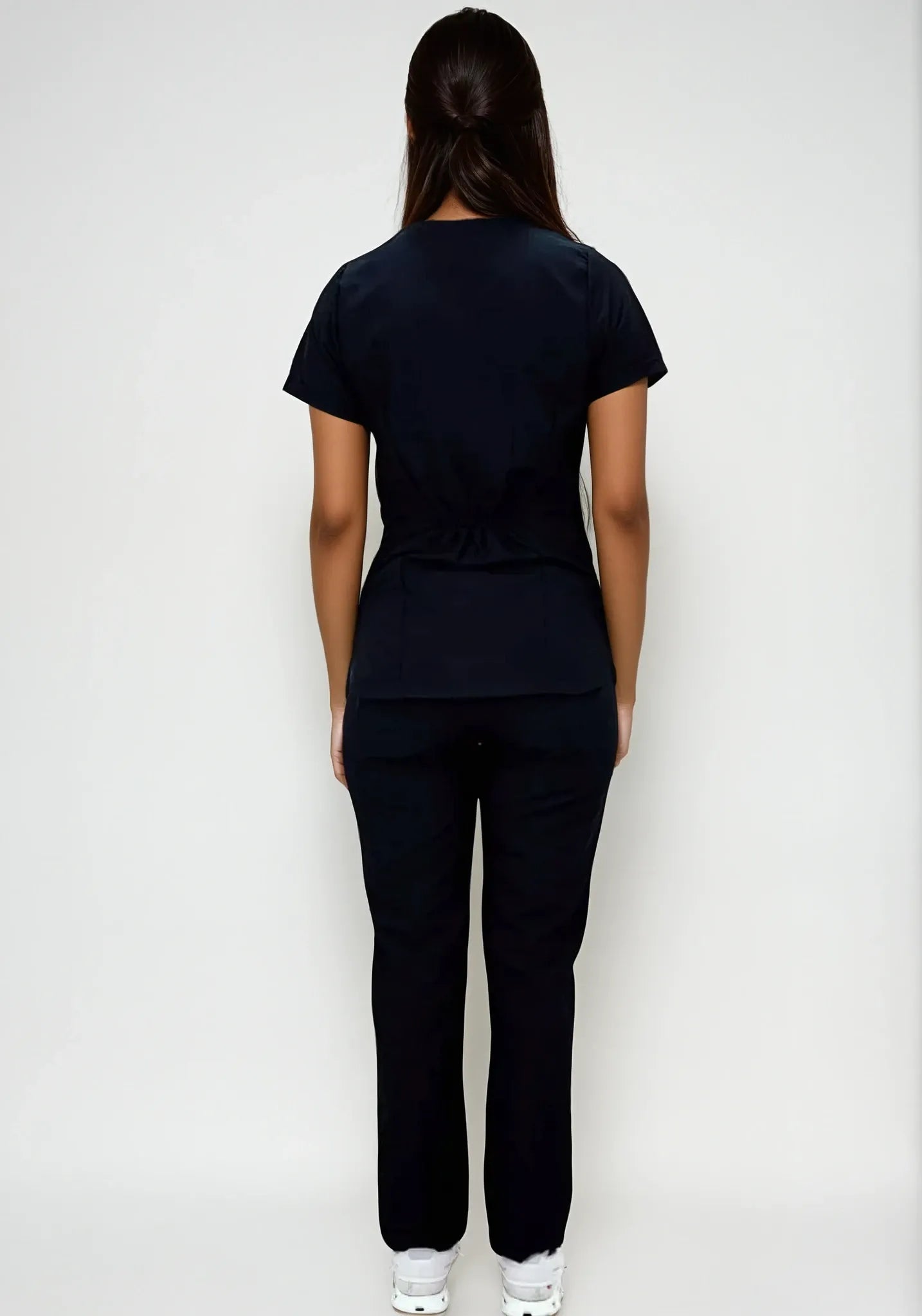 Uniforme Antifluído y Anticloro para servicio de limpieza negro